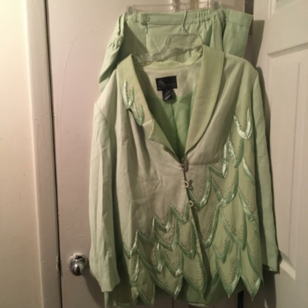 Suit - Picture 7 of 8